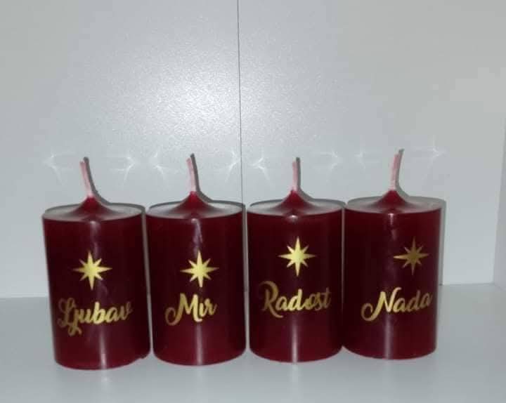 Bordo adventske svijeće sa zlatnim natpisima