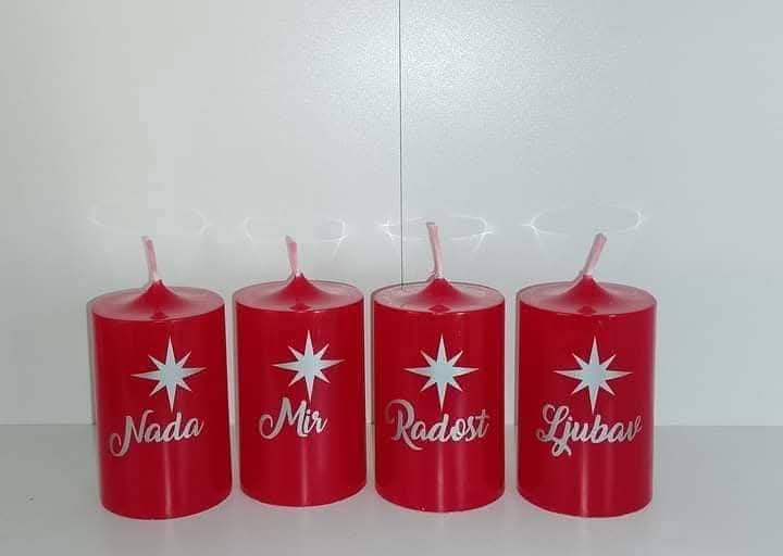 Crvene adventske svijeće