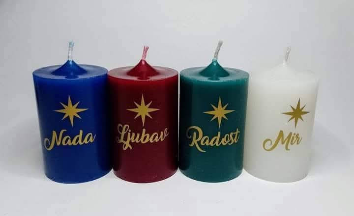 Raznobojne adventske svijeće
